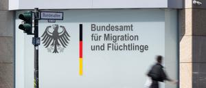 Ein Mann geht vor dem Bundesamt für Migration und Flüchtlinge vorbei. Beim Bamf sind noch viele Verfahren rückständig.