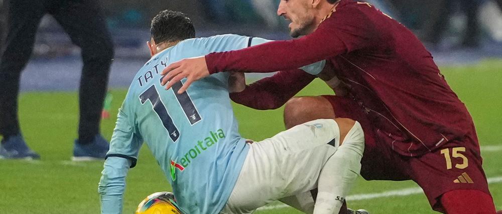 Sorgten für eine Rudelbildung in der Schlussphase des Derbys: Mats Hummels (r) und Valentin Castellanos.