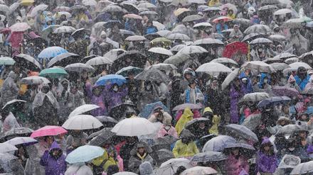 Anhänger Yoons versammeln sich in der Nähe der Präsidentenresidenz in Seoul, um gegen seine Amtsenthebung zu protestieren. 