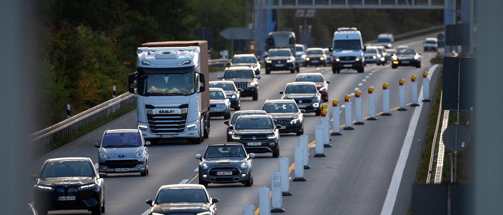 Auf der Avus wird schon seit Oktober gebaut. In der Nacht zu Dienstag ist die Autobahn komplett gesperrt. (Archivbild)