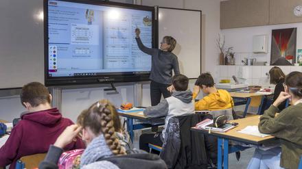 Schulunterricht mit einem interaktiven Whiteboard: Auch die Digitalisierung will das neue Landesinstitut voranbringen. 