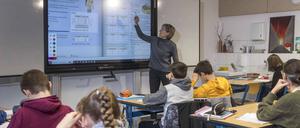 Schulunterricht mit einem interaktiven Whiteboard: Auch die Digitalisierung will das neue Landesinstitut voranbringen. 