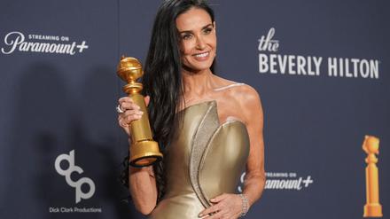Mit 62 Jahren gewinnt Demi Moore ihren ersten Golden Globe. 