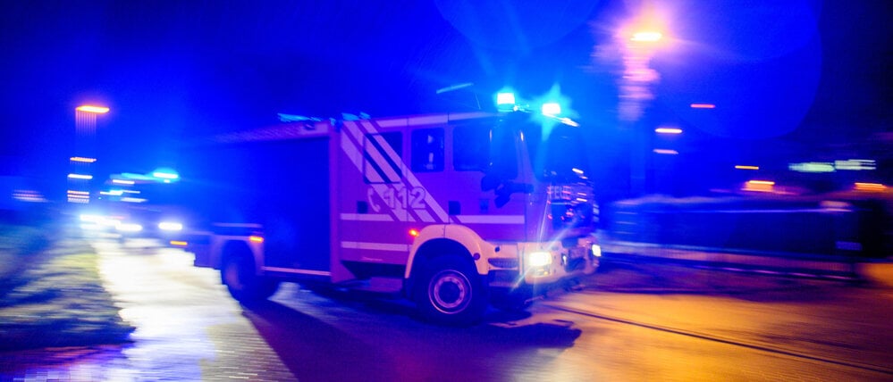 Ein Einsatzfahrzeug der Feuerwehr mit Blaulicht (Symbolbild)