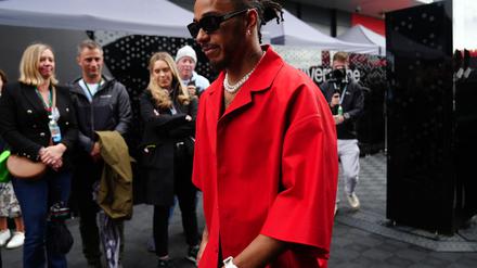 Rot trägt Lewis Hamilton auch abseits der Rennstrecke gern.