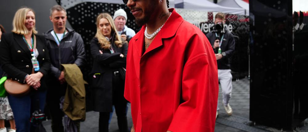 Rot trägt Lewis Hamilton auch abseits der Rennstrecke gern.