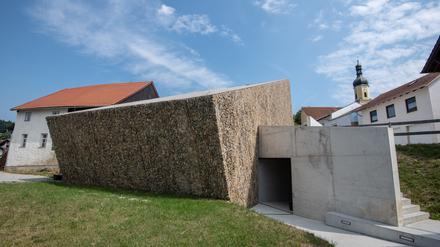 Da steht ein Klotz auf dem Platz: das Konzerthaus in Blaibach.