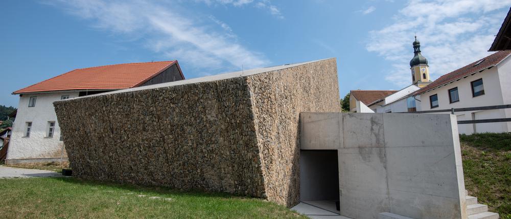 Da steht ein Klotz auf dem Platz: das Konzerthaus in Blaibach.