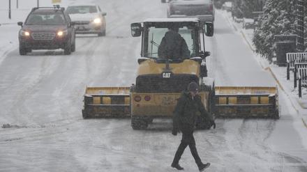 Ein Schneepflug räumt einen Parkplatz während des schweren Wintersturms in den USA..