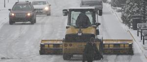 Ein Schneepflug räumt einen Parkplatz während des schweren Wintersturms in den USA..
