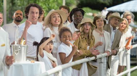 High Society beim Polo. Das Milliardärsehepaar Amon und Viktoria Maynard (Laurence Rupp, Ursina Lardi, Mitte) jubelt Tochter Paula zu.