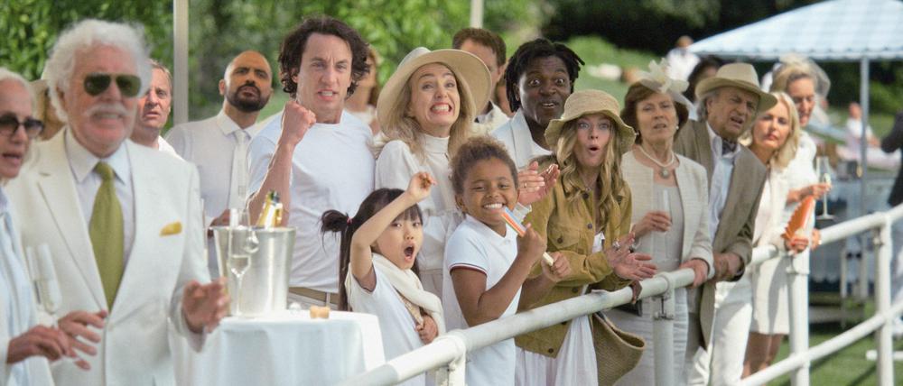 High Society beim Polo. Das Milliardärsehepaar Amon und Viktoria Maynard (Laurence Rupp, Ursina Lardi, Mitte) jubelt Tochter Paula zu.