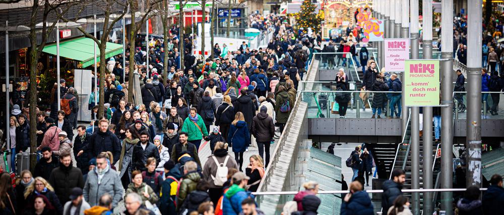 In den deutschen Innenstädten waren 2024 etwas mehr Passanten unterwegs.