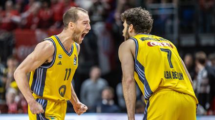 Matt Thomas (links) und Will McDowell-White schreien ihre Freude heraus. 
