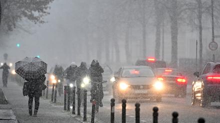 Schneefall sorgte am Donnerstag für widrige Bedingungen auf Potsdams Straßen.