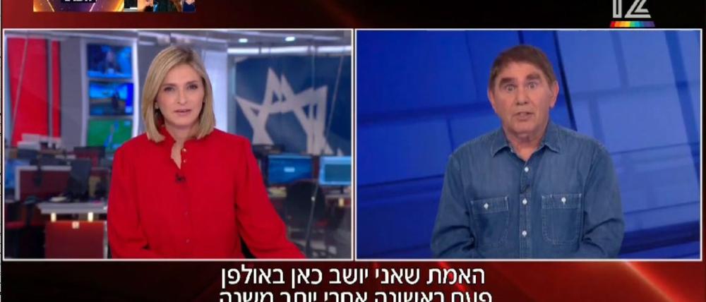 Der an ALS erkrankte israelische Journalist Mosche Nussbaum (r.) im Fernsehstudio. 
