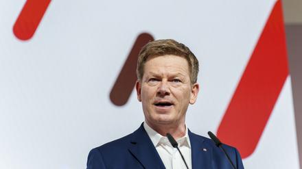 Mit dem Rücken zur Wand. Richard Lutz, Vorstandsvorsitzender der Deutschen Bahn AG.