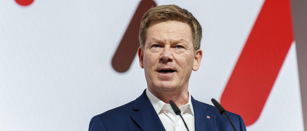 Mit dem Rücken zur Wand. Richard Lutz, Vorstandsvorsitzender der Deutschen Bahn AG.