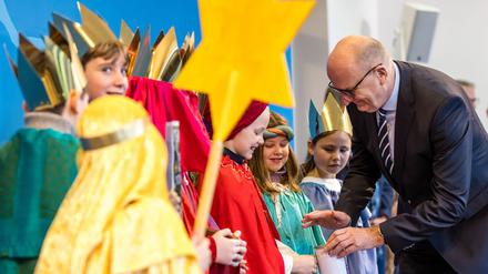 Die Sternsinger brachten am Eingang der Brandenburgischen Staatskanzlei einen Aufkleber mit dem Segen „Christus mansionem benedicat“ (Christus segne dieses Haus) an. 