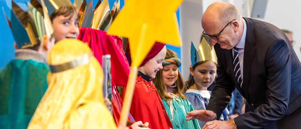 Die Sternsinger brachten am Eingang der Brandenburgischen Staatskanzlei einen Aufkleber mit dem Segen „Christus mansionem benedicat“ (Christus segne dieses Haus) an.
