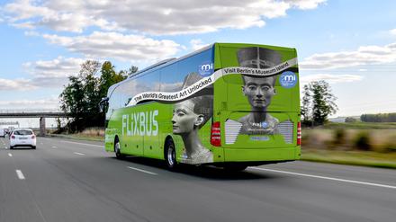 Branding mit Folie. Ein Flix-Bus mit Werbung für die Berliner Museumsinsel.