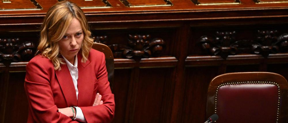 Die italienische Ministerpräsidentin Giorgia Meloni nimmt im Parlamentssaal des Palazzo Montecitorio im Zentrum von Rom an einer Debatte über Kommunikation teil.