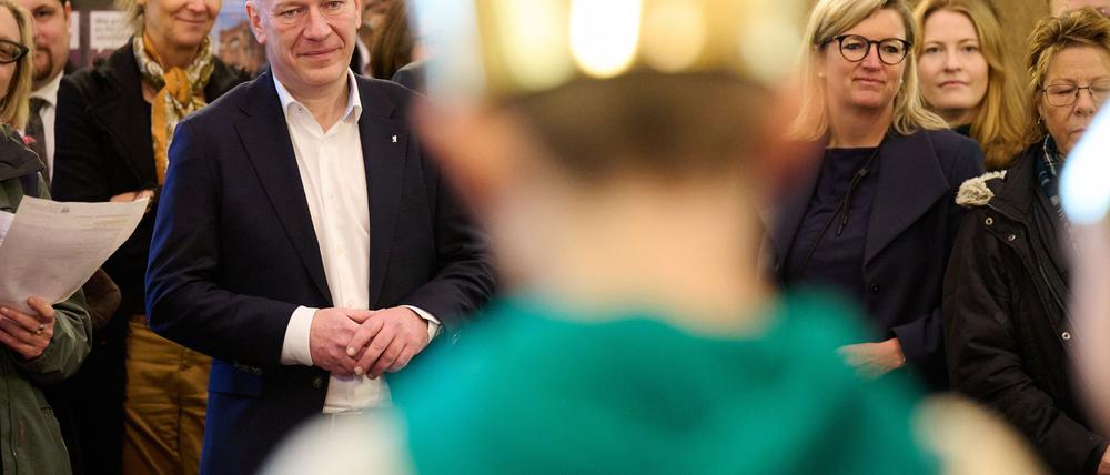 Wegner wollte mit dem Besuch der Sternsinger ein „fröhliches Zeichen zum Jahresauftakt“ setzen.