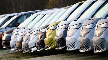 Neuwagen vom VW Elektrobus ID.Buzz stehen auf einem Parkplatz am Werk von Volkswagen Nutzfahrzeuge. 