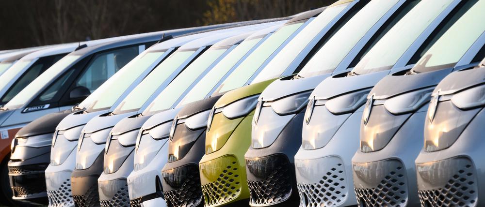 Neuwagen vom VW Elektrobus ID.Buzz stehen auf einem Parkplatz am Werk von Volkswagen Nutzfahrzeuge. 