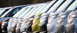 Neuwagen vom VW Elektrobus ID.Buzz stehen auf einem Parkplatz am Werk von Volkswagen Nutzfahrzeuge. 