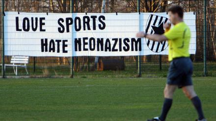 „Love Sports, Hate Neonazism“. Viele machen sich gegen Rechtsextremismus in ihrer Sportart stark, wie hier im Fußball.