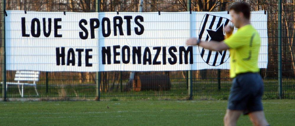 „Love Sports, Hate Neonazism“. Viele machen sich gegen Rechtsextremismus in ihrer Sportart stark, wie hier im Fußball.