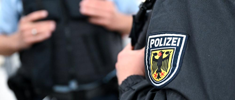 Das Abzeichen der Bundespolizei ist auf der dunklen Uniform eines Beamten zu sehen. (Symbolbild)