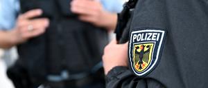 Das Abzeichen der Bundespolizei ist auf der dunklen Uniform eines Beamten zu sehen. (Symbolbild) 