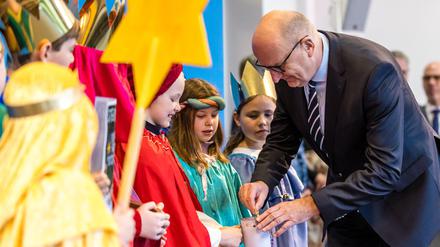Brandenburgs Ministerpräsident Dietmar Woidke (SPD) übergibt in der Staatskanzlei eine Spende an die Sternsinger aus der St. Antonius Gemeinde Potsdam Babelsberg. 