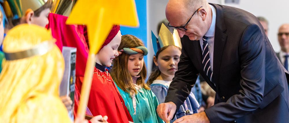 Brandenburgs Ministerpräsident Dietmar Woidke (SPD) übergibt in der Staatskanzlei eine Spende an die Sternsinger aus der St. Antonius Gemeinde Potsdam Babelsberg.
