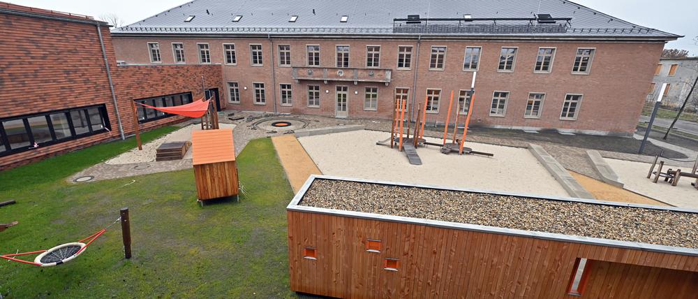 Einer der Innenhöfe des neuen Schulkomplexes, hier für den Kindergartenbereich. 