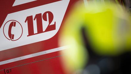 „112“ steht auf einem Einsatzwagen der Feuerwehr Potsdam. 