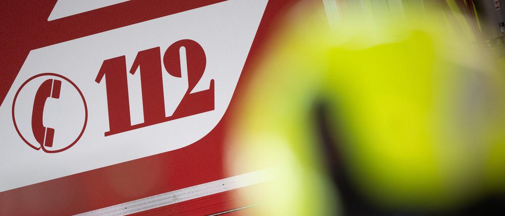 „112“ steht auf einem Einsatzwagen der Feuerwehr Potsdam. 