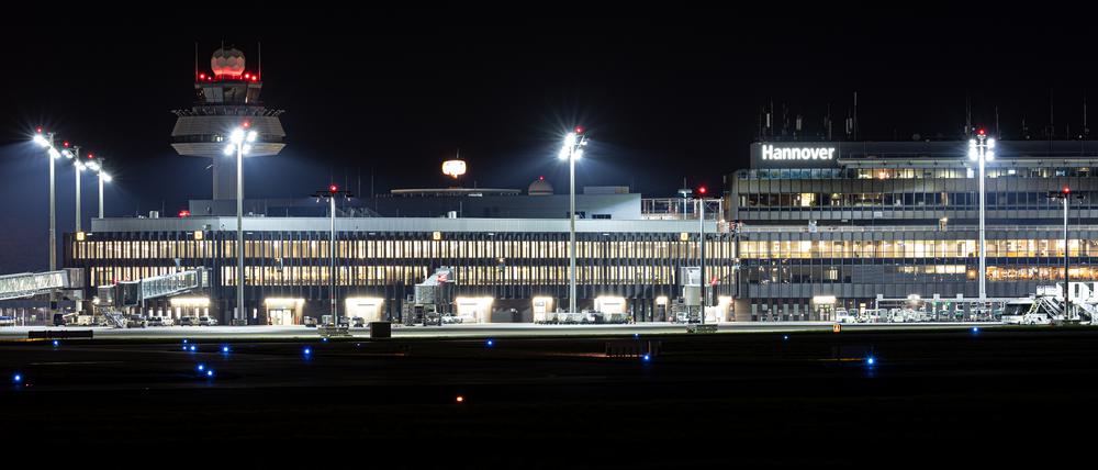 Kein Flugzeug steht am Abend auf dem Gelände vom Flughafen Hannover-Langenhagen. Die Gewerkschaft Verdi hat das Luftsicherheitspersonal zu Warnstreiks an mehreren deutschen Flughäfen aufgerufen.