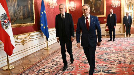 FPÖ-Chef Herbert Kickl (rechts) wurde am Montag von Bundespräsident Alexander Van der Bellen mit der Regierungsbildung in Österreich beauftragt.