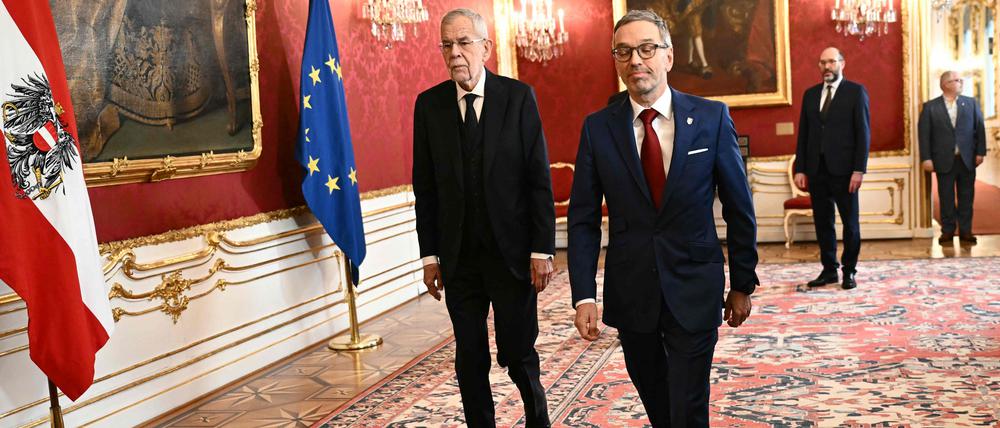 FPÖ-Chef Herbert Kickl (rechts) wurde am Montag von Bundespräsident Alexander Van der Bellen mit der Regierungsbildung in Österreich beauftragt.