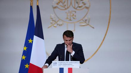 Der französische Präsident Emmanuel Macron hält seine Rede vor französischen Botschafterinnen und Botschaftern im Élysée-Palast in Paris.   