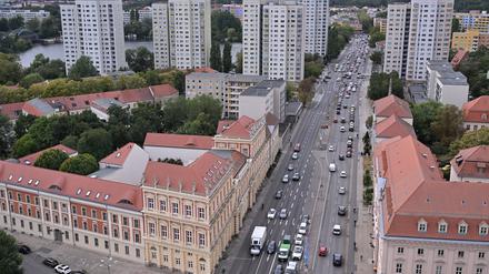 In der Breiten Straße gilt nachts Tempo 30. Ein stationärer Blitzer könnte das bald überwachen.