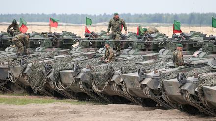 Deutsche Schützenpanzer vom Typ Marder stehen am 18.06.2015 auf einem Truppenübungsplatz in der Nähe des polnischen Ortes Sagan nach der ersten Übung zur Verlegung der Nato-Speerspitze - Noble Jump.