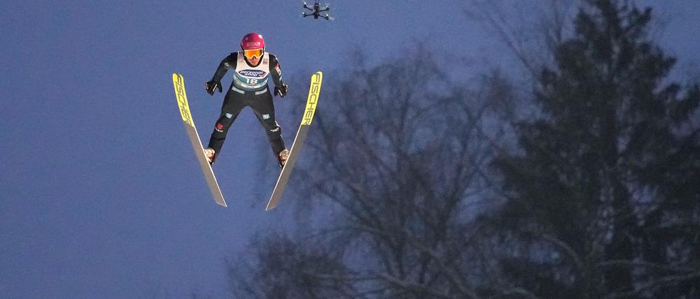 Die Skispringer werden bei der Vierschanzentournee von Drohnen aufgezeichnet, wie hier in der Qualifikation beim deutschen Athleten Felix Hoffmann.