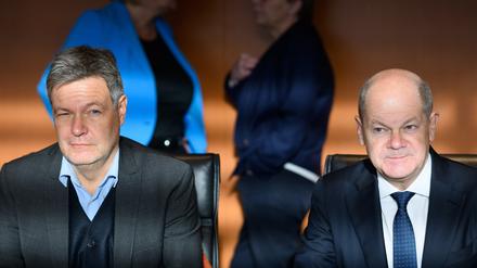 Robert Habeck (Bündnis 90/Die Grünen), Bundesminister für Wirtschaft und Klimaschutz, und Bundeskanzler Olaf Scholz (SPD) sitzen zu Beginn der Kabinettssitzung im Bundeskanzleramt (Archivbild).