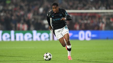 Nach einer schweren Knieverletzung ist die Saison für Bayer-Profi Jeanuël Belocian vorzeitig beendet. 