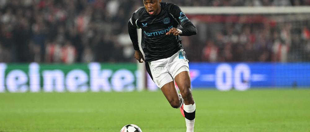 Nach einer schweren Knieverletzung ist die Saison für Bayer-Profi Jeanuël Belocian vorzeitig beendet.