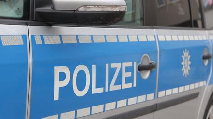 Der Schriftzug „Polizei“ an einem Einsatzfahrzeug.